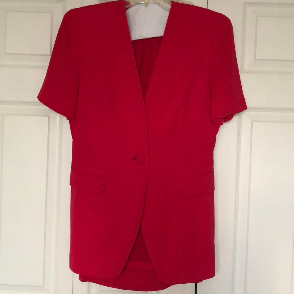 Skirt suit